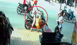 Thêm một bà mẹ dừng xe quên chưa tắt máy, con nhỏ vặn ga phóng thẳng